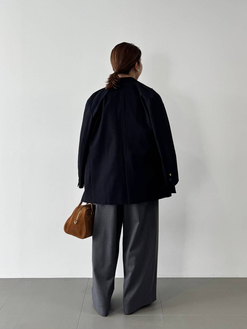 グレー系のその他パンツ、ブルー系のシャツ/ブラウス、ブルー系のテーラードジャケットを着用したレディースの冬コーディネートの5枚目の写真