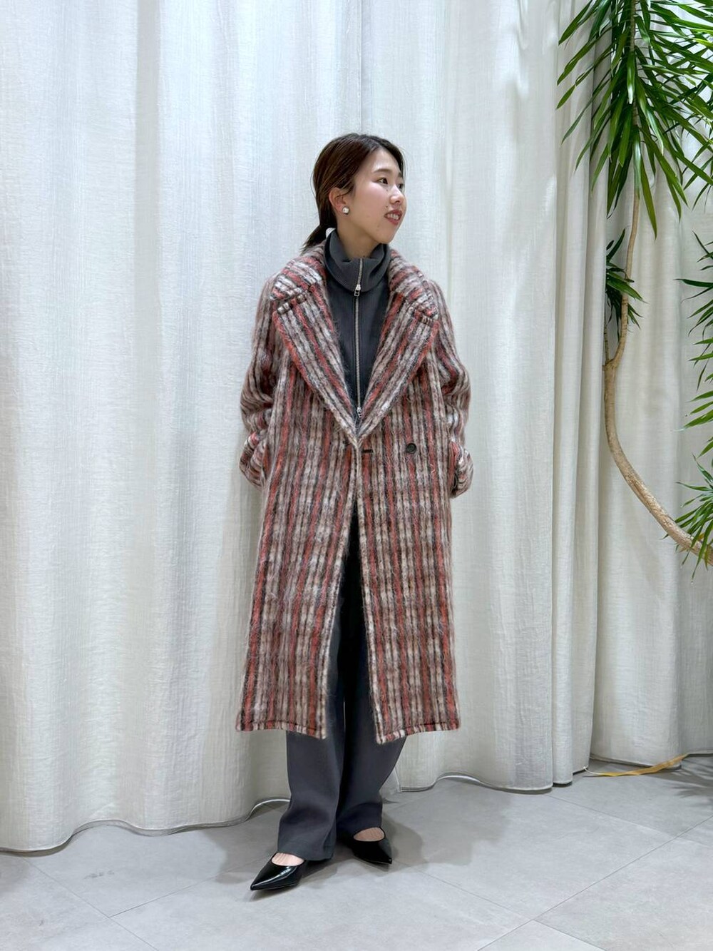 その他のチェスターコート、グレー系のTシャツ/カットソー、グレー系のその他パンツを着用したレディースの秋コーディネートの4枚目の写真