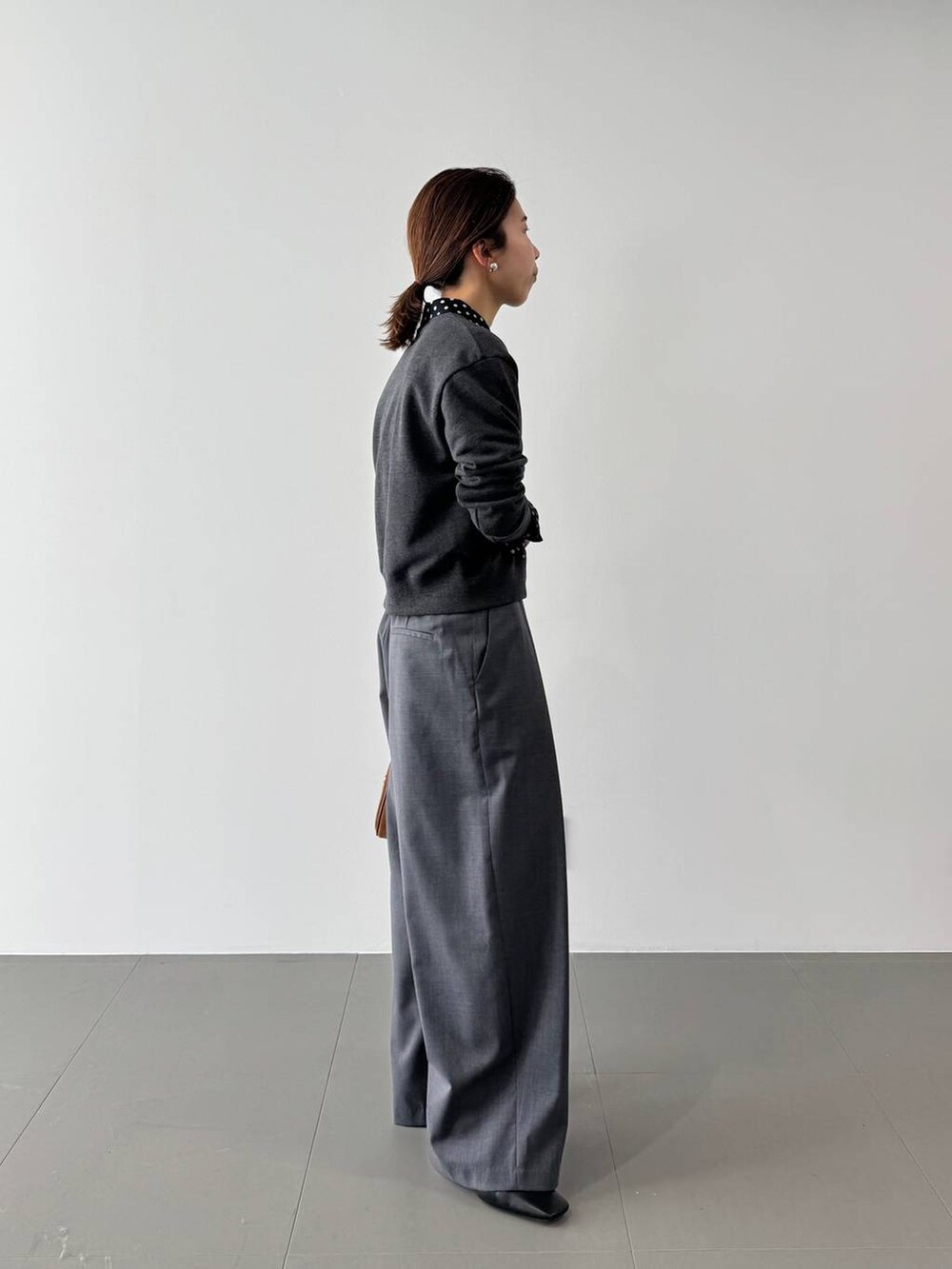 グレー系のその他パンツ、ブルー系のシャツ/ブラウス、グレー系のスウェットを着用したレディースの冬コーディネートの5枚目の写真