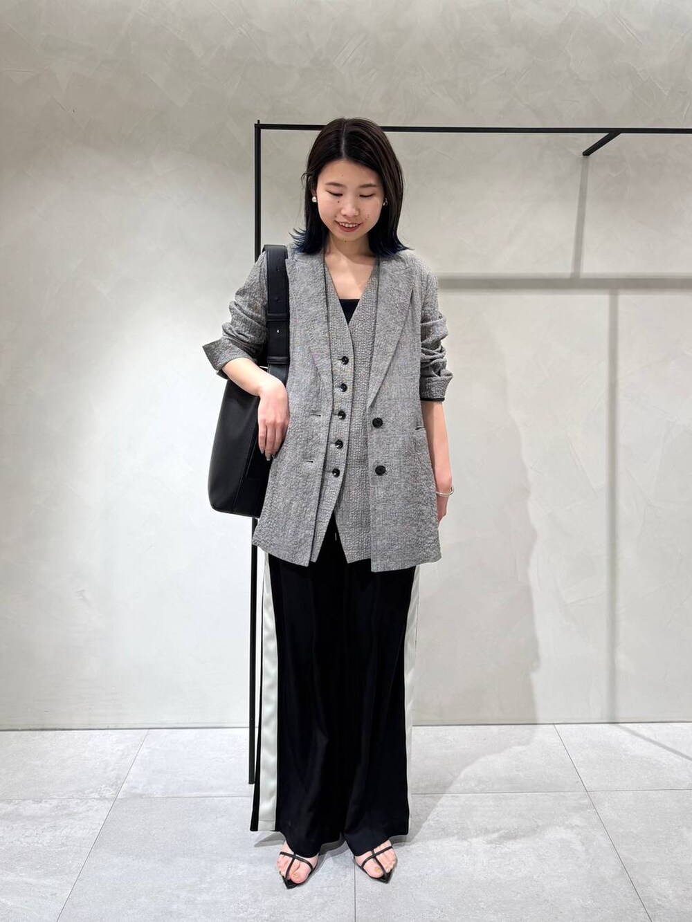 ブラック系のサンダル、ブラック系のその他パンツ、ブラック系のテーラードジャケットを着用したレディースの春コーディネートの3枚目の写真