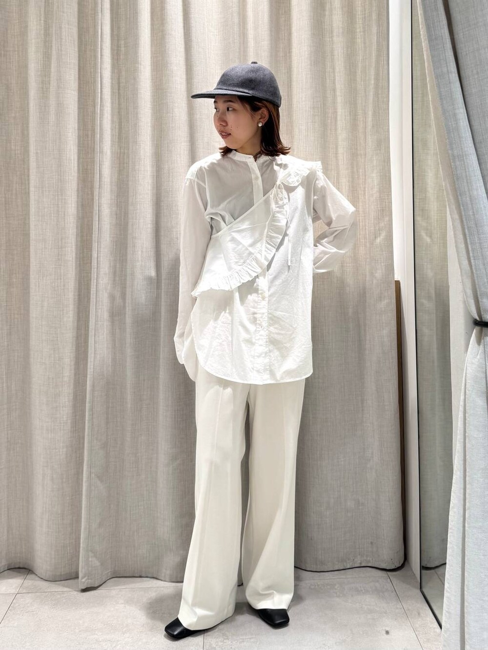 ホワイト系のその他パンツ、ホワイト系のシャツ/ブラウス、グレー系のキャップを着用したレディースの冬コーディネートの2枚目の写真