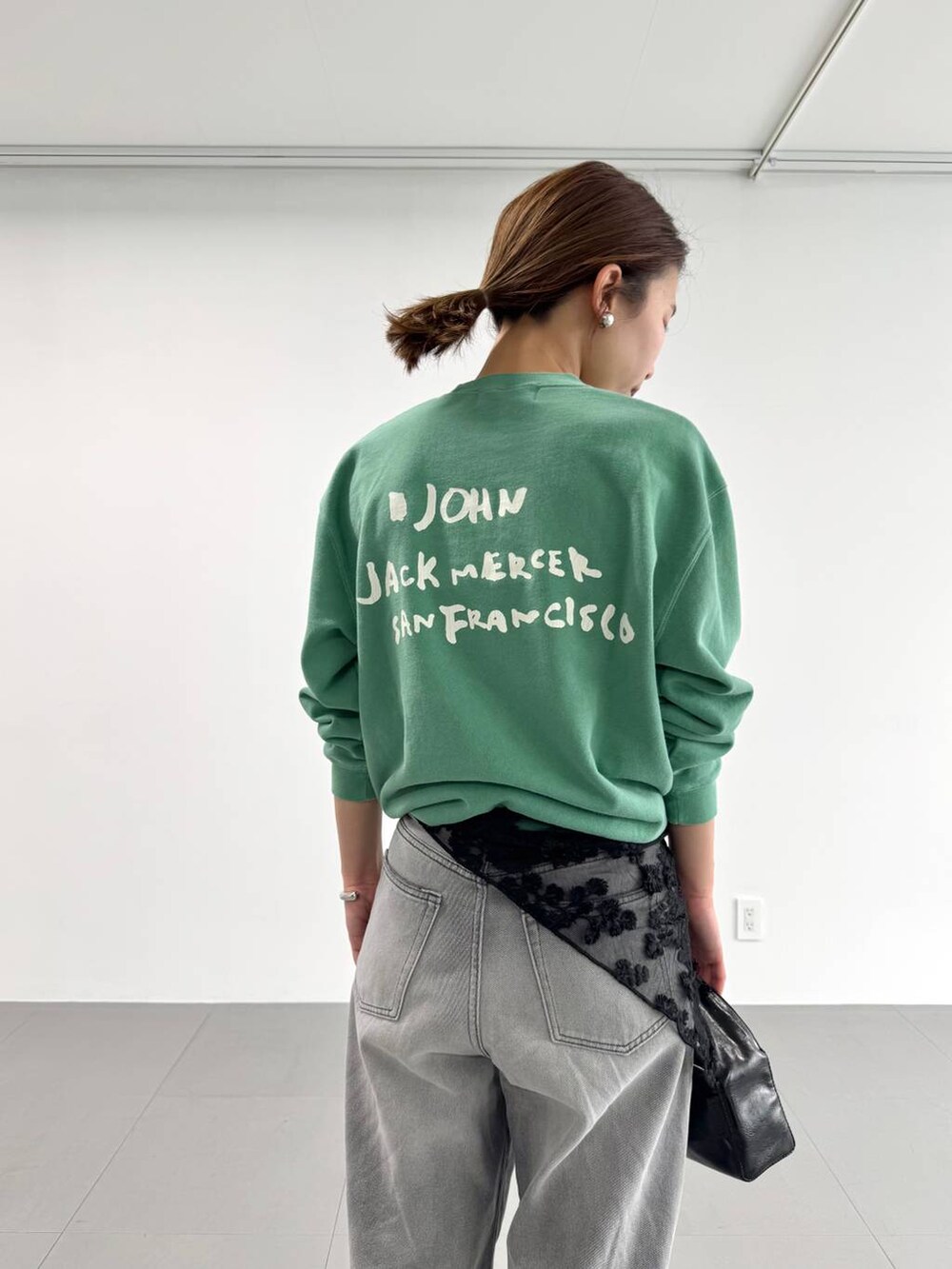 グレー系のデニムパンツ、ブラック系のパンプス、ブラック系のノーカラージャケットを着用したレディースの冬コーディネートの10枚目の写真