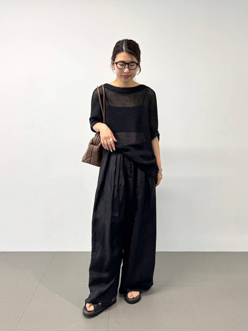 ブラック系のその他パンツ、ベージュ系のショルダーバッグ、ブラック系のTシャツ/カットソーを着用したレディースの夏コーディネートの8枚目の写真