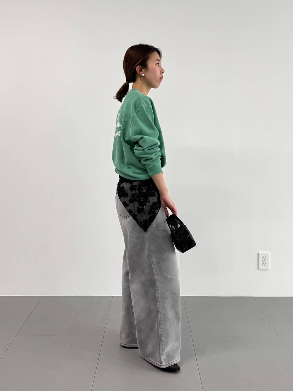 グレー系のデニムパンツ、ブラック系のパンプス、ブラック系のノーカラージャケットを着用したレディースの冬コーディネートの8枚目の写真