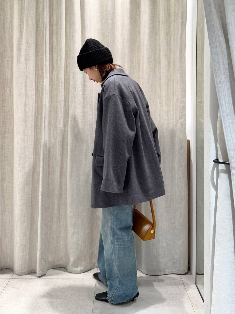 ブラック系のTシャツ/カットソー、グレー系のテーラードジャケット、ブルー系のカーディガン/ボレロを着用したレディースの冬コーディネートの6枚目の写真