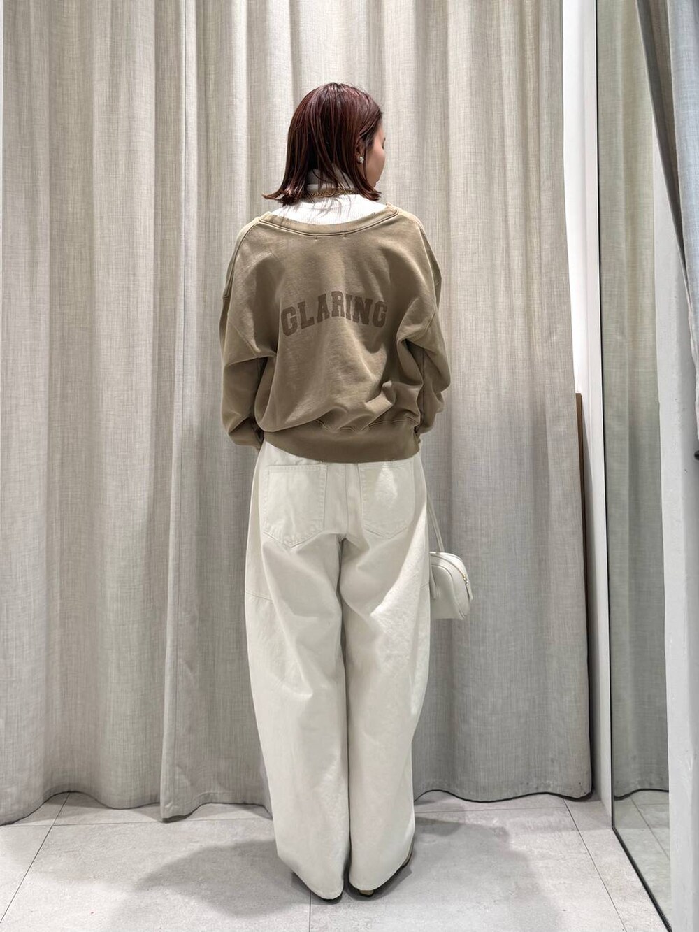 ホワイト系のニット/セーター、ホワイト系のその他パンツ、ベージュ系のカーディガン/ボレロを着用したレディースの冬コーディネートの6枚目の写真