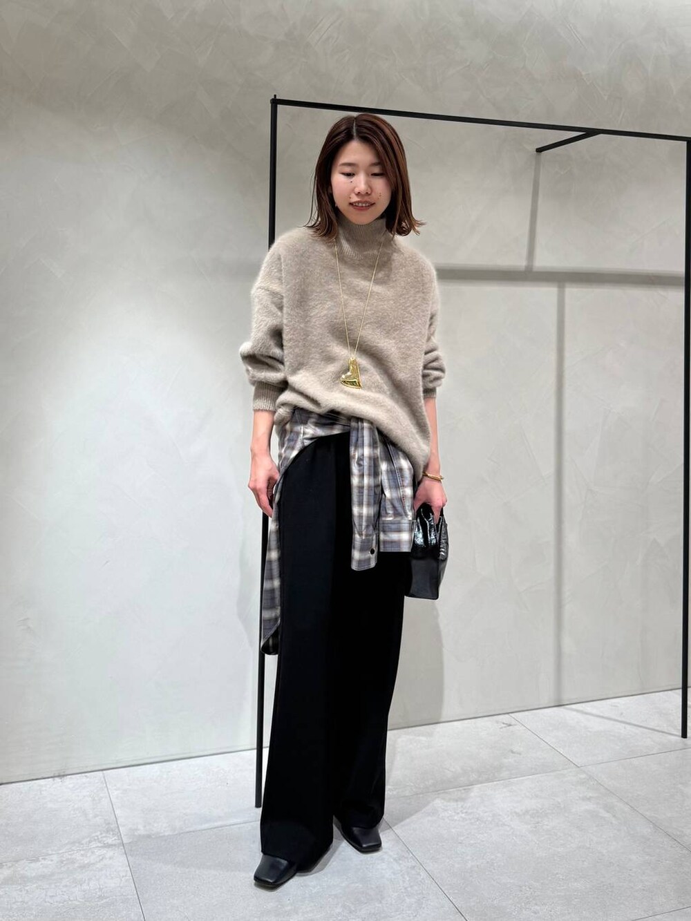 ベージュ系のシャツ/ブラウス、ブラック系のその他パンツ、ブラウン系のニット/セーターを着用したレディースの冬コーディネートの6枚目の写真