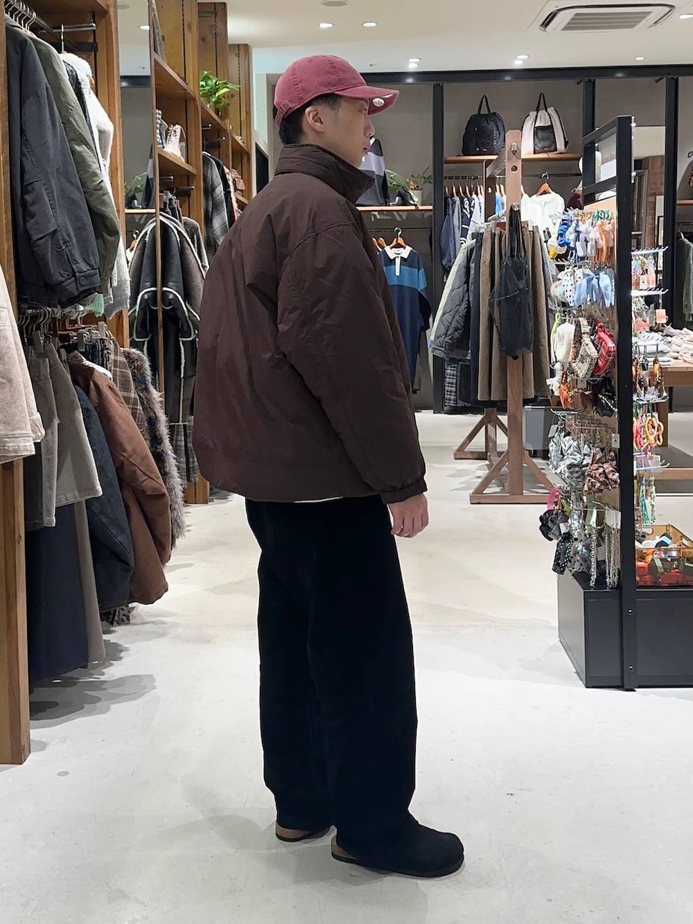 ブラウン系のブルゾン、ブラック系のその他パンツ、ブラック系のサンダルを着用したメンズの秋コーディネートの3枚目の写真