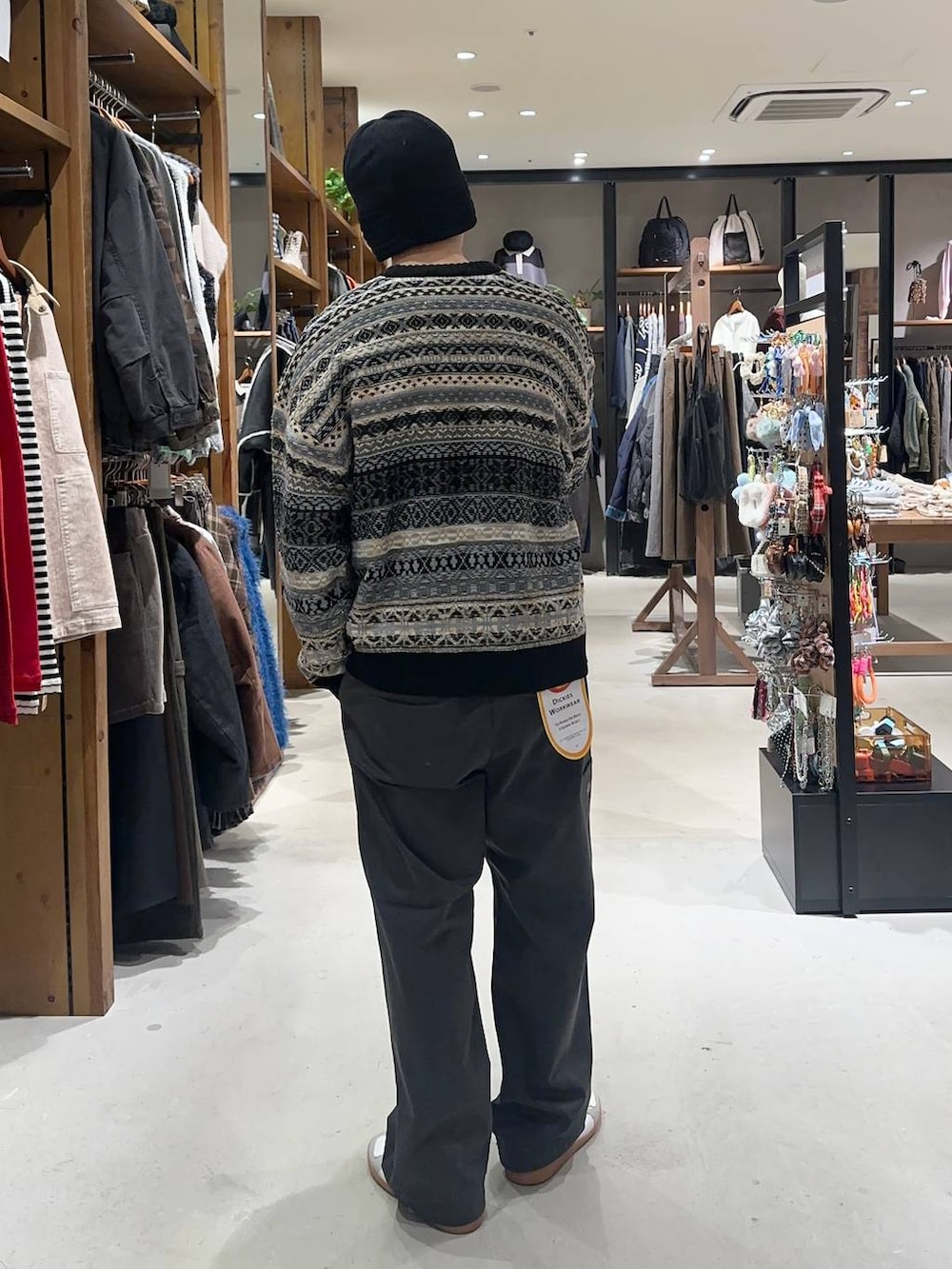 グレー系のその他パンツ、ブラック系のその他アウター、ホワイト系のスニーカーを着用したメンズの秋コーディネートの7枚目の写真