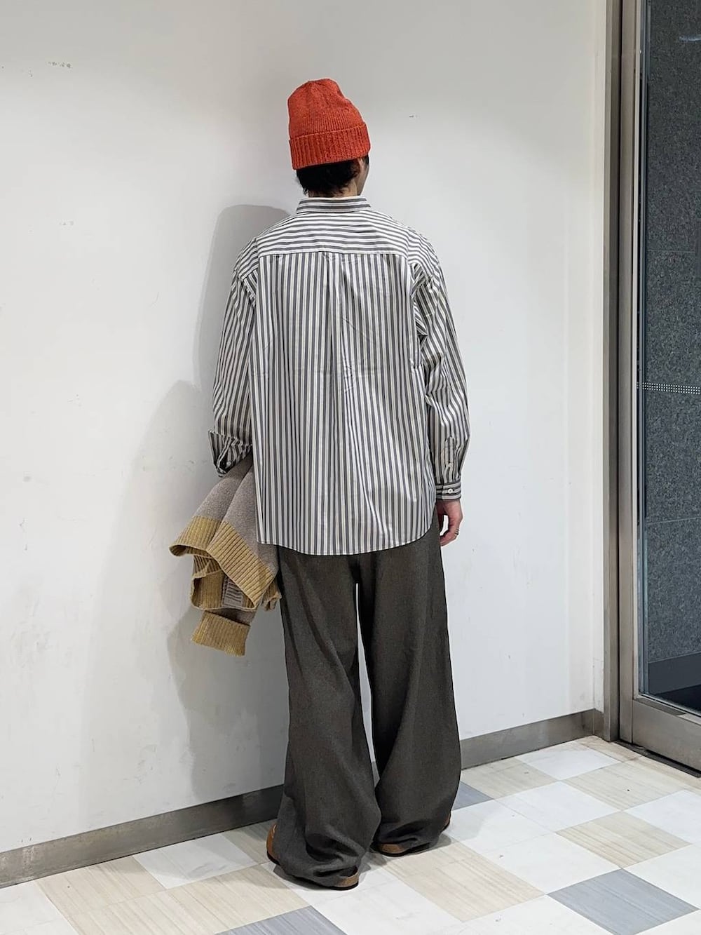グレー系のショルダーバッグ、グレー系のシャツ/ブラウス、ベージュ系のその他パンツを着用したメンズの秋コーディネートの6枚目の写真