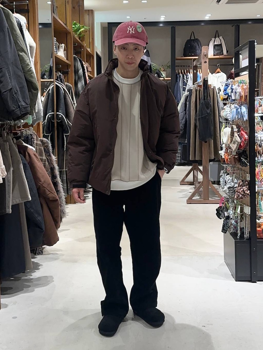 ブラウン系のブルゾン、ブラック系のその他パンツ、ブラック系のサンダルを着用したメンズの秋コーディネートの2枚目の写真