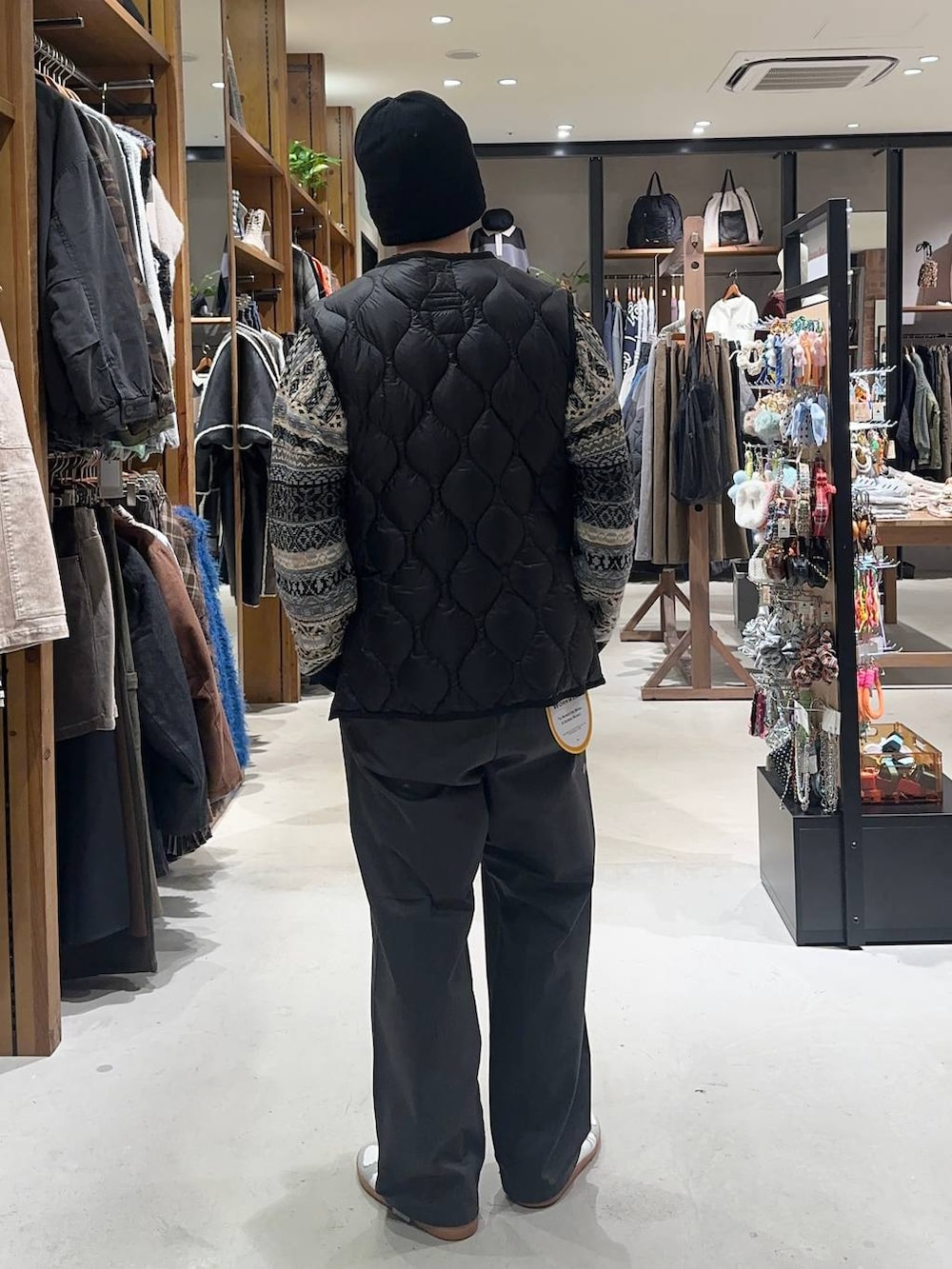 グレー系のその他パンツ、ブラック系のその他アウター、ホワイト系のスニーカーを着用したメンズの秋コーディネートの4枚目の写真