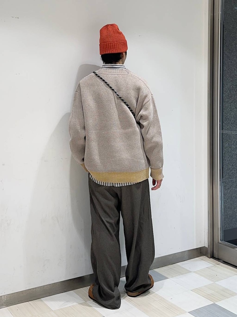 グレー系のショルダーバッグ、グレー系のシャツ/ブラウス、ベージュ系のその他パンツを着用したメンズの秋コーディネートの4枚目の写真