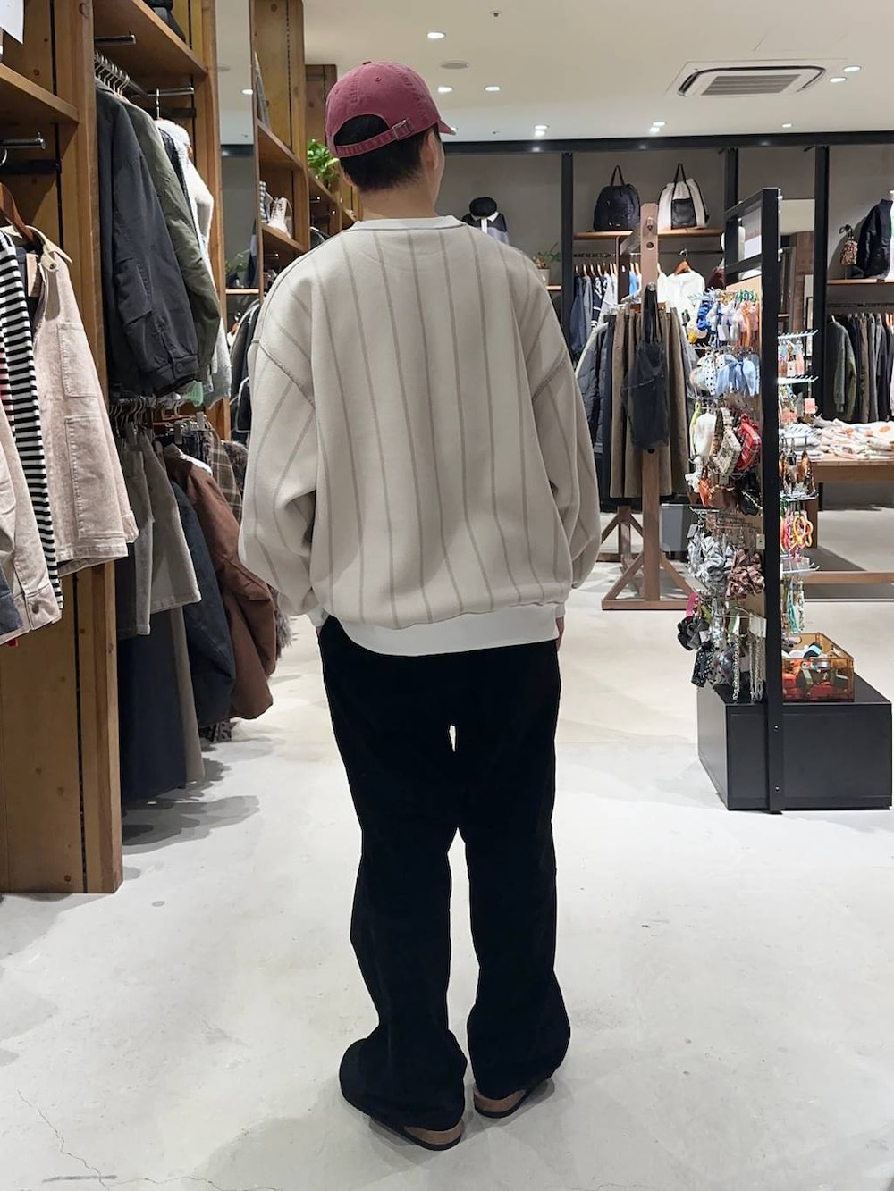 ブラウン系のブルゾン、ブラック系のその他パンツ、ブラック系のサンダルを着用したメンズの秋コーディネートの6枚目の写真