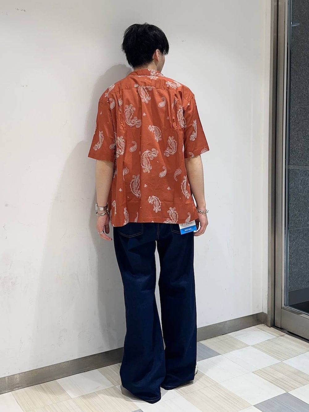 ホワイト系のその他シューズ、ブルー系のデニムパンツ、オレンジ系のシャツ/ブラウスを着用したメンズの春コーディネートの4枚目の写真