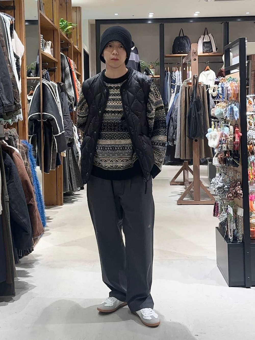 グレー系のその他パンツ、ブラック系のその他アウター、ホワイト系のスニーカーを着用したメンズの秋コーディネートの2枚目の写真