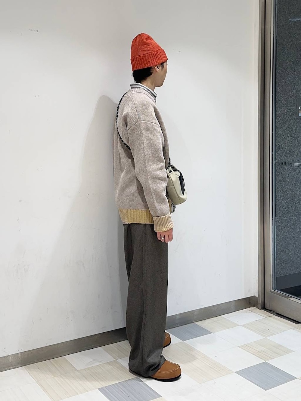 グレー系のショルダーバッグ、グレー系のシャツ/ブラウス、ベージュ系のその他パンツを着用したメンズの秋コーディネートの3枚目の写真