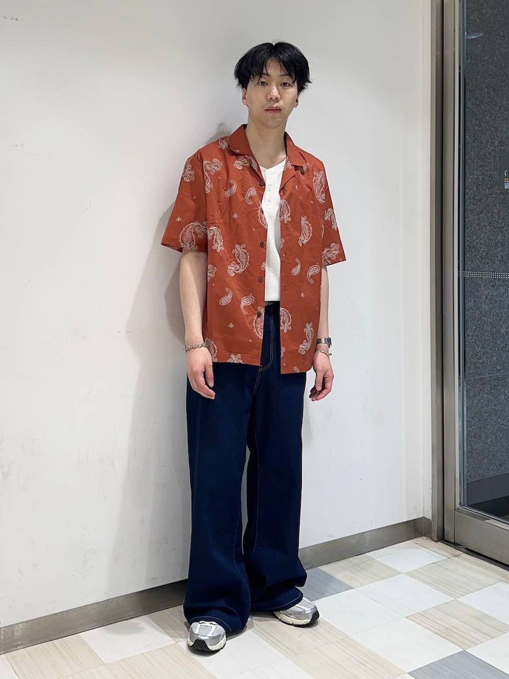 ホワイト系のその他シューズ、ブルー系のデニムパンツ、オレンジ系のシャツ/ブラウスを着用したメンズの春コーディネートの2枚目の写真
