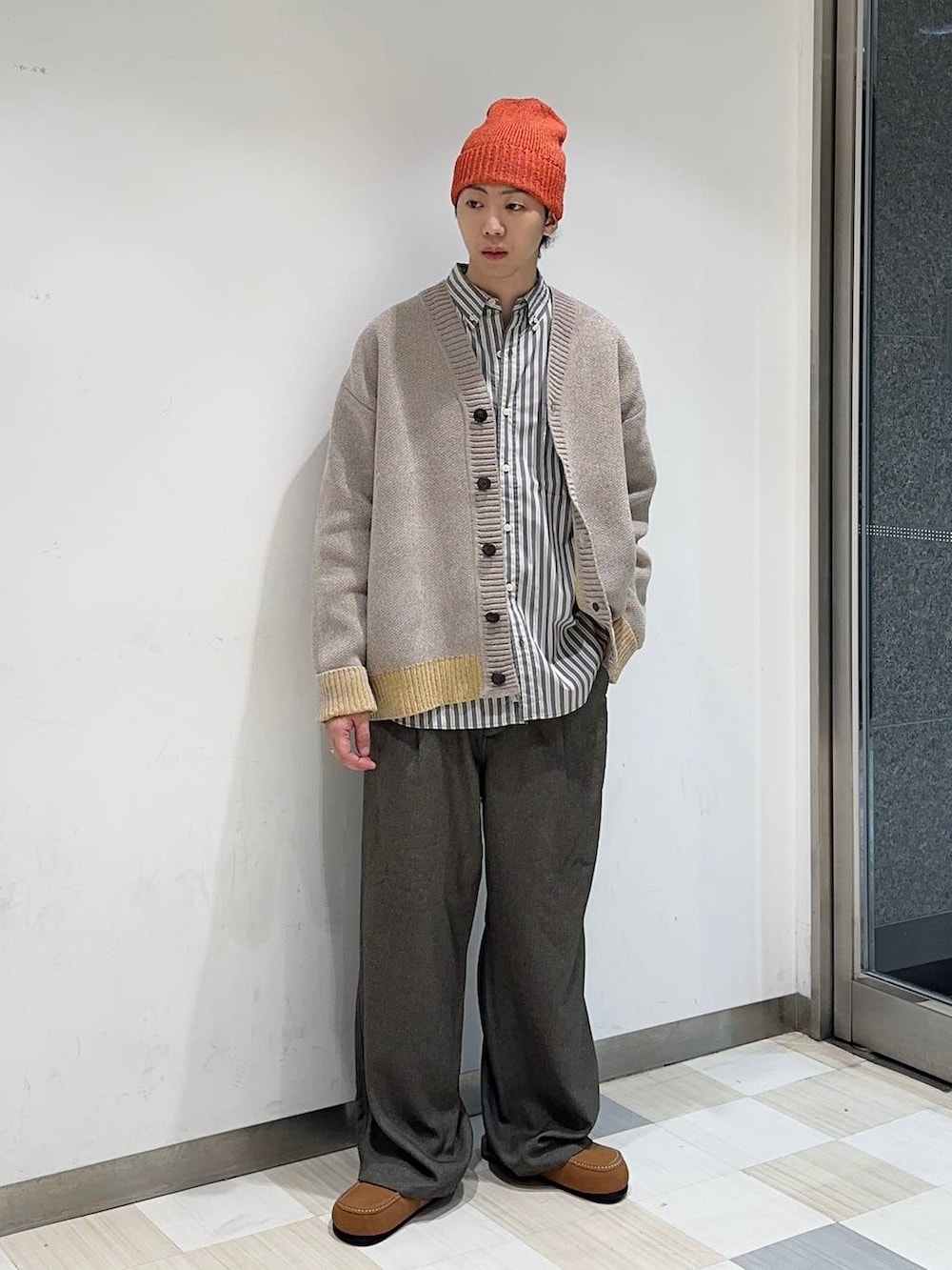 グレー系のショルダーバッグ、グレー系のシャツ/ブラウス、ベージュ系のその他パンツを着用したメンズの秋コーディネートの2枚目の写真
