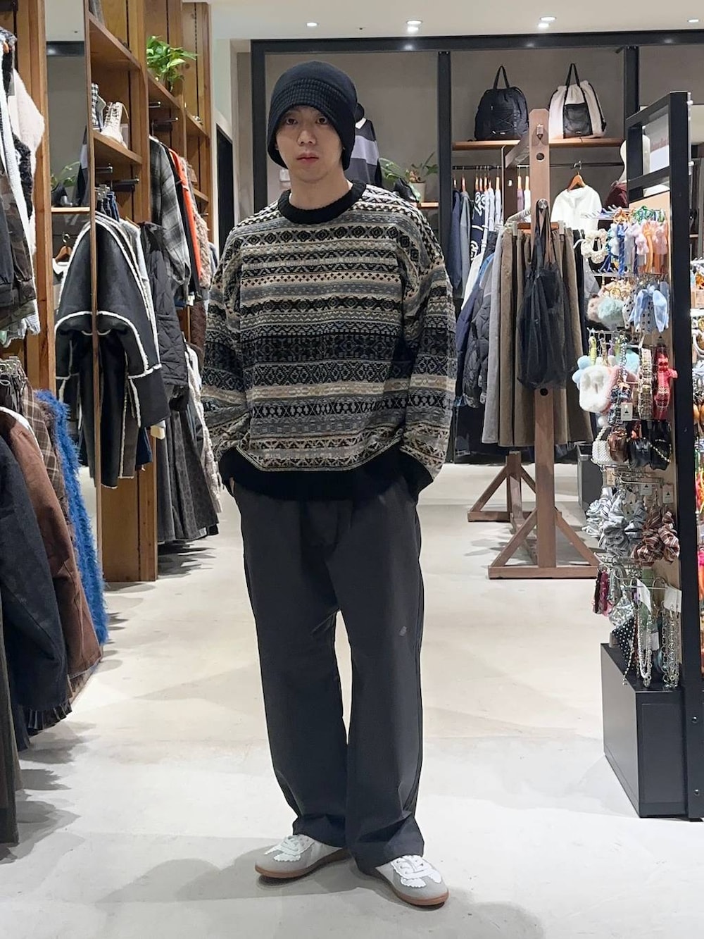 グレー系のその他パンツ、ブラック系のその他アウター、ホワイト系のスニーカーを着用したメンズの秋コーディネートの5枚目の写真