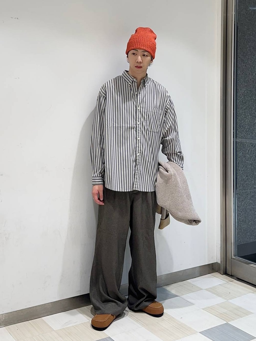 グレー系のショルダーバッグ、グレー系のシャツ/ブラウス、ベージュ系のその他パンツを着用したメンズの秋コーディネートの5枚目の写真