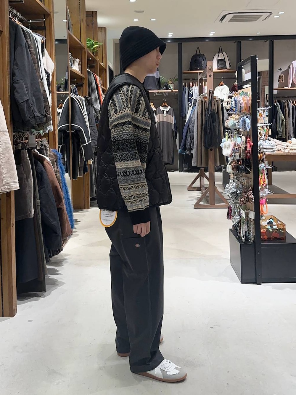 グレー系のその他パンツ、ブラック系のその他アウター、ホワイト系のスニーカーを着用したメンズの秋コーディネートの3枚目の写真