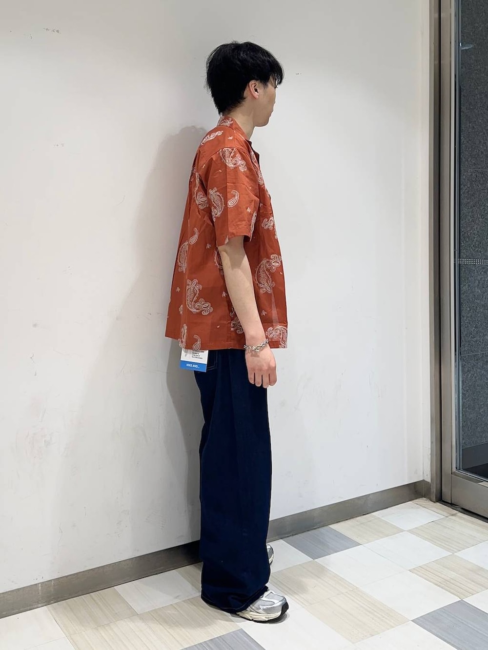 ホワイト系のその他シューズ、ブルー系のデニムパンツ、オレンジ系のシャツ/ブラウスを着用したメンズの春コーディネートの3枚目の写真