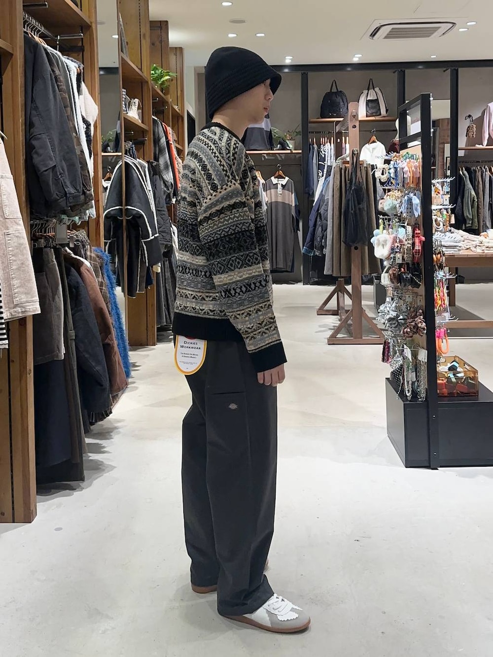 グレー系のその他パンツ、ブラック系のその他アウター、ホワイト系のスニーカーを着用したメンズの秋コーディネートの6枚目の写真