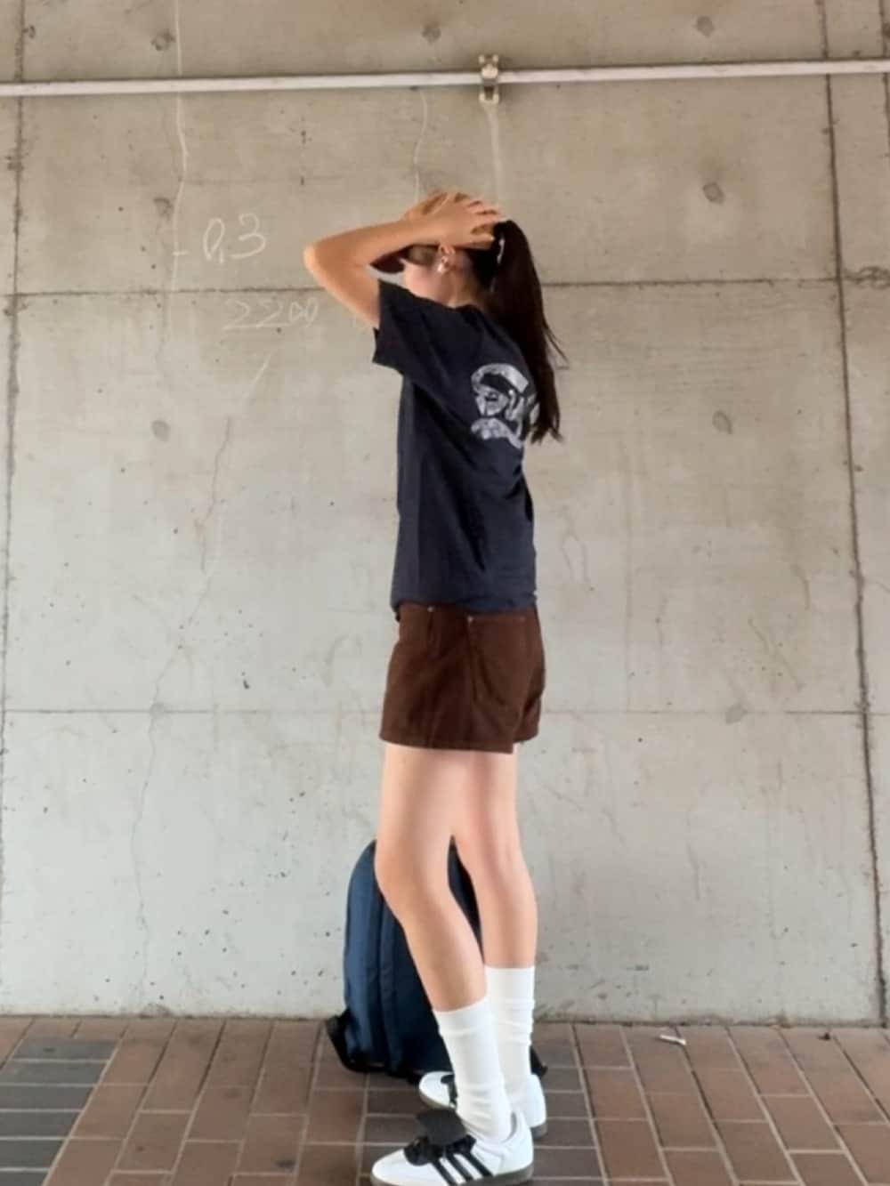 ブルー系のTシャツ/カットソー、ブラウン系のデニムパンツ、その他のスニーカーを着用したレディースの夏コーディネートの2枚目の写真