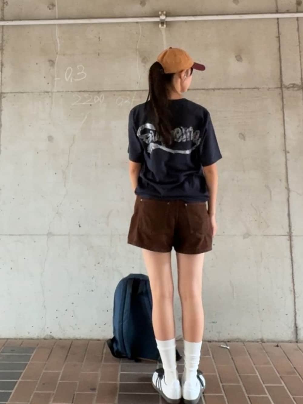 ブルー系のTシャツ/カットソー、ブラウン系のデニムパンツ、その他のスニーカーを着用したレディースの夏コーディネートの3枚目の写真