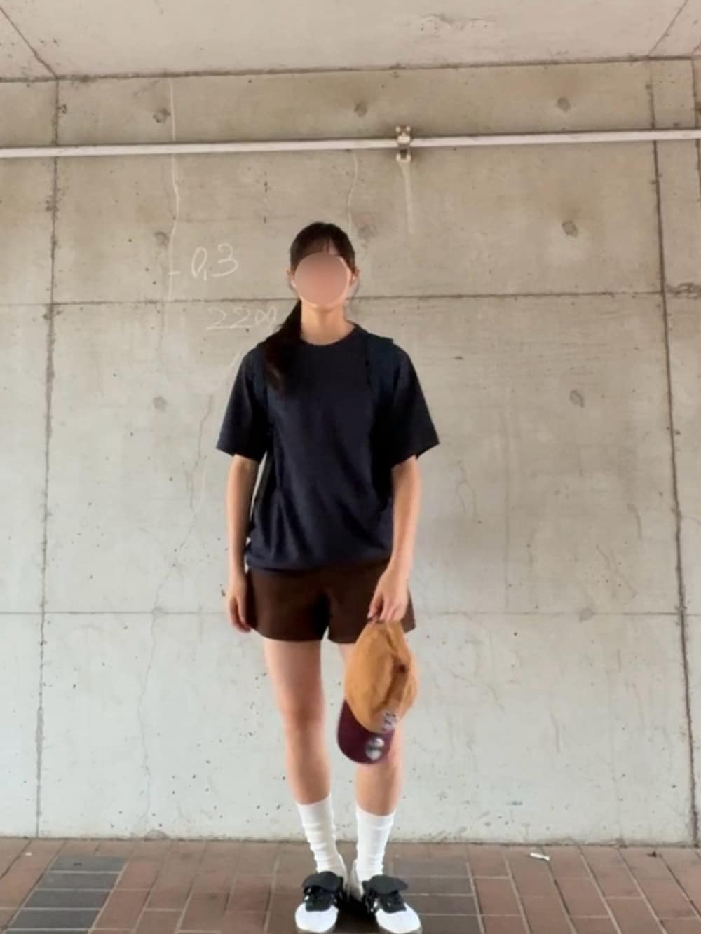 ブルー系のTシャツ/カットソー、ブラウン系のデニムパンツ、その他のスニーカーを着用したレディースの夏コーディネートの4枚目の写真