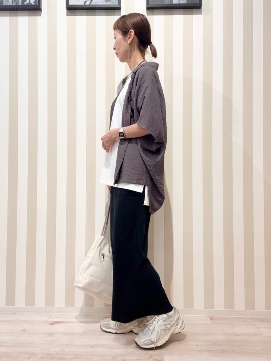ブラウン系のシャツ/ブラウス、ホワイト系のTシャツ/カットソー、ブラック系のスカートを着用したレディースの秋コーディネートの5枚目の写真