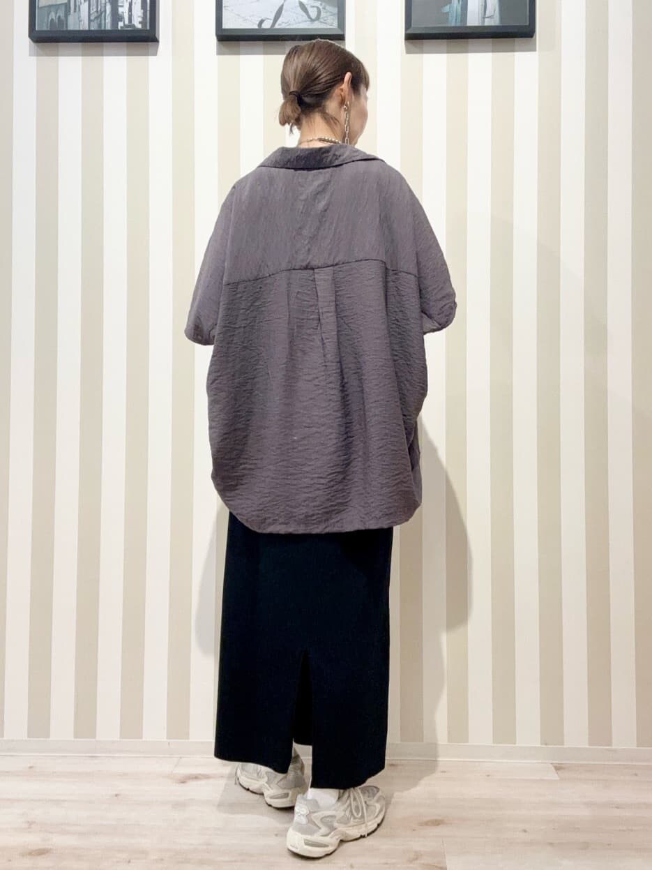 ブラウン系のシャツ/ブラウス、ホワイト系のTシャツ/カットソー、ブラック系のスカートを着用したレディースの秋コーディネートの6枚目の写真