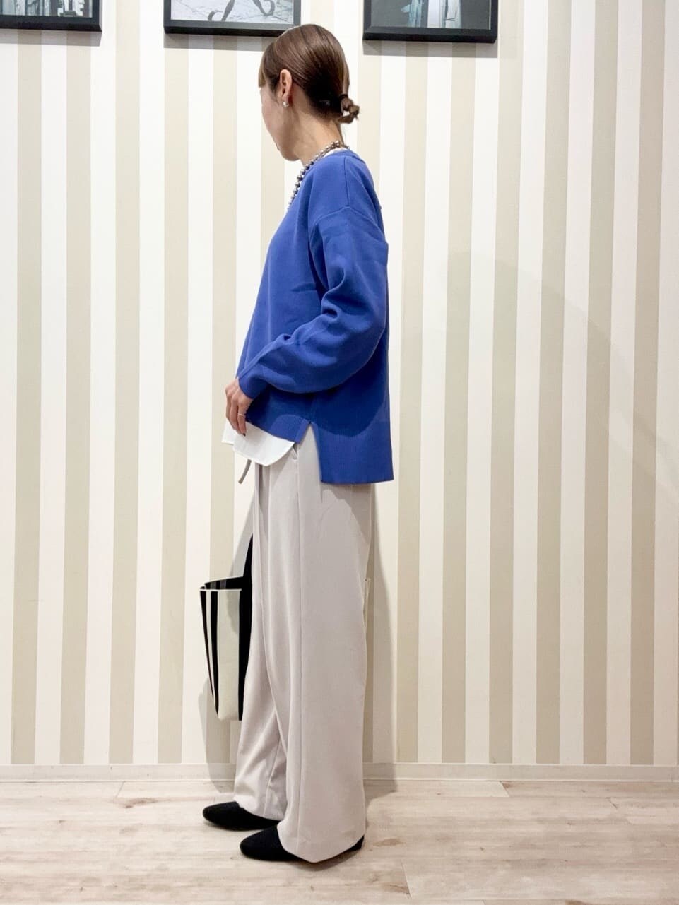 パープル系のニット/セーター、ベージュ系のその他パンツ、ブラック系のパンプスを着用したレディースの冬コーディネートの2枚目の写真