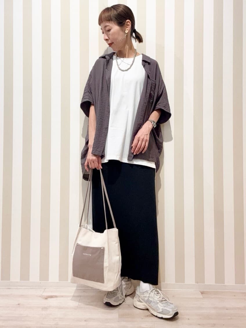 ブラウン系のシャツ/ブラウス、ホワイト系のTシャツ/カットソー、ブラック系のスカートを着用したレディースの秋コーディネートの7枚目の写真