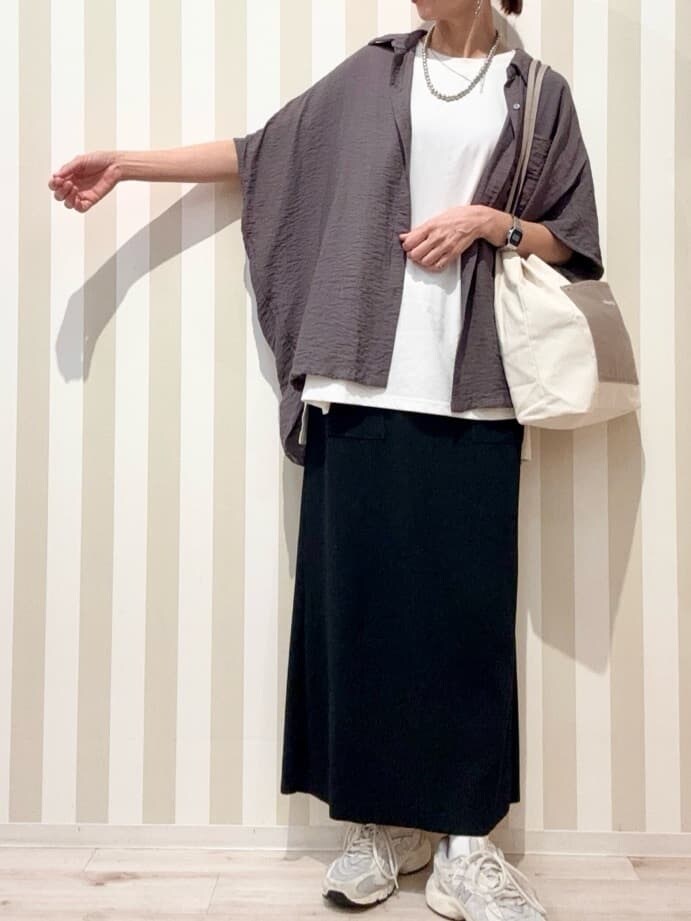 ブラウン系のシャツ/ブラウス、ホワイト系のTシャツ/カットソー、ブラック系のスカートを着用したレディースの秋コーディネートの3枚目の写真