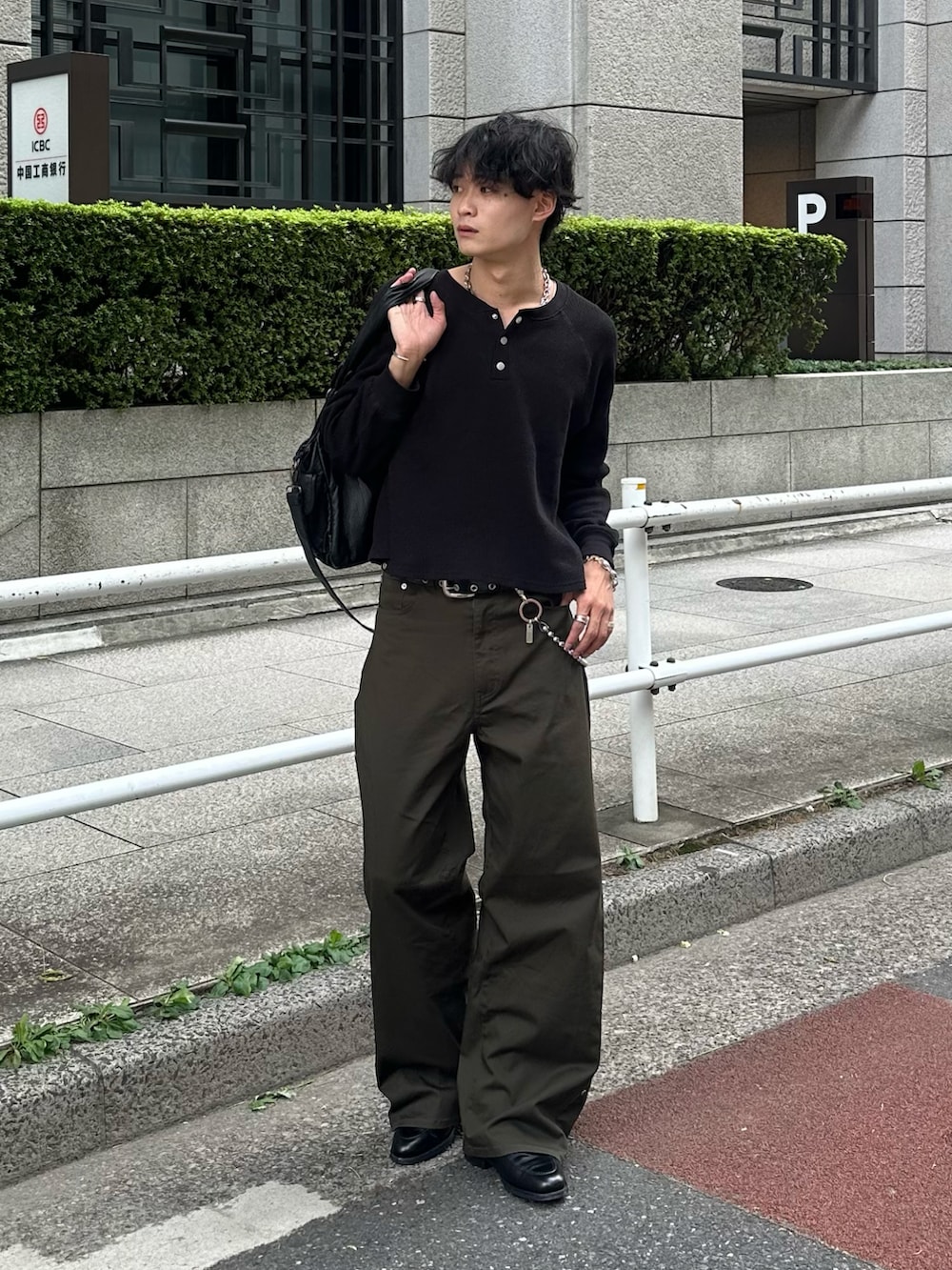 ブラック系のTシャツ/カットソー、グリーン系のチノパンツ、ブラック系のローファーを着用したメンズの秋コーディネートの2枚目の写真