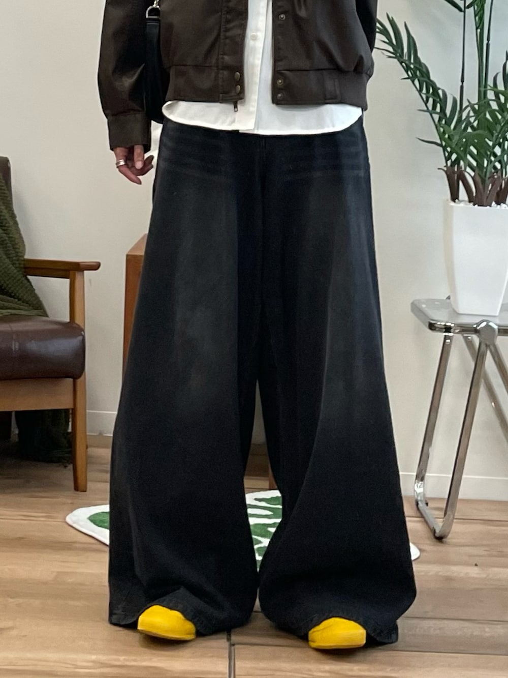 ホワイト系のシャツ/ブラウス、ブラウン系のブルゾン、ブラック系のデニムパンツを着用したメンズの秋コーディネートの2枚目の写真