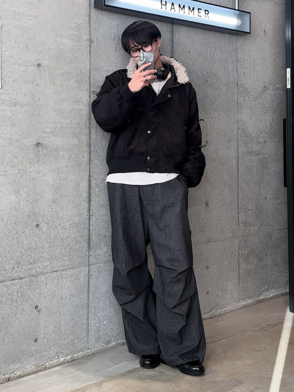 「冬コーデ、マイベストコーデ2024、シンプルコーデ、オールブラック、ファー、デニム、デニムパンツ、ローファー、シティーボーイ」｜「soerteのSleeve deformation N-2b flight jacket/スリーブ変形N-2bフライトジャケット（ブルゾン、ブラック系）」を使った、中村瑞輝(みずきち)さん（メンズ・176cm）の冬コーディネートの2枚目の写真