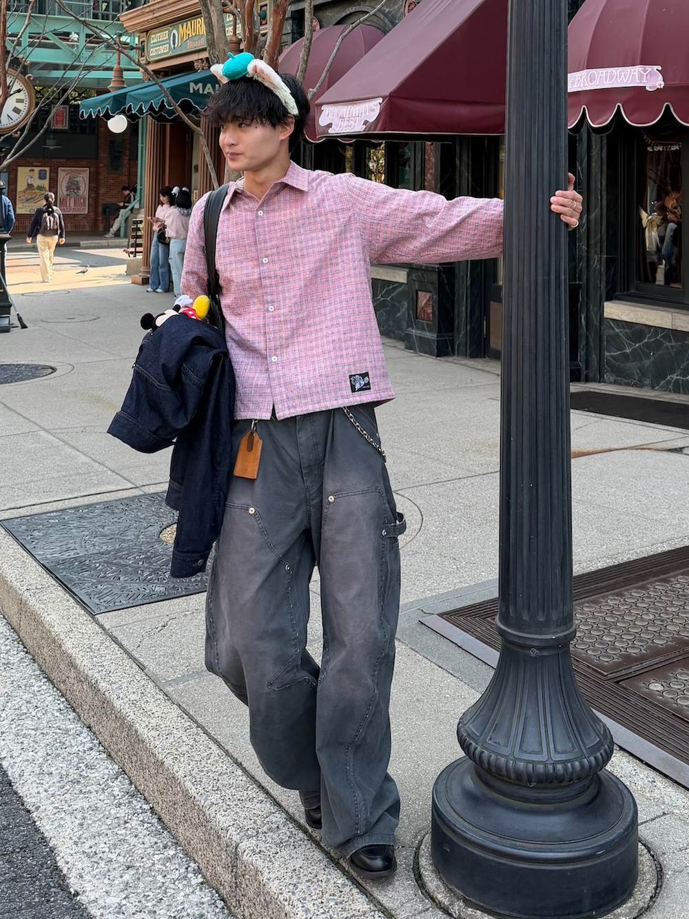 ピンク系のシャツ/ブラウス、ブルー系のデニムジャケット、グレー系のその他パンツを着用したメンズの春コーディネートの3枚目の写真