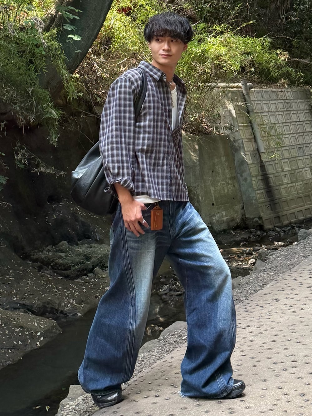 ブルー系のシャツ/ブラウス、ブルー系のデニムパンツ、ブラック系のスニーカーを着用したメンズの夏コーディネートの2枚目の写真