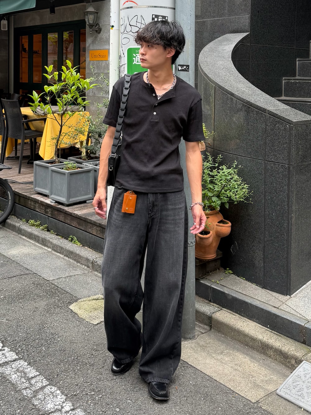 ブラック系のTシャツ/カットソー、ブラック系のデニムパンツ、ブラック系のショルダーバッグを着用したメンズの夏コーディネートの2枚目の写真