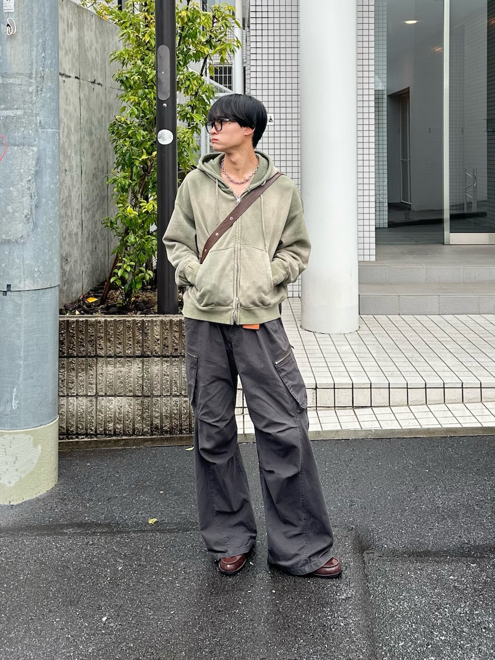 「ショルダーバッグ、パーカー、ジップパーカー、カーゴパンツ、ローファー、春コーデ、プチプラ、メガネ男子、デートコーデ、大人カジュアル、シティーボーイ」｜「soerteのHeavy weight double zip-up hoodie /ヘビーウェイトダブルジップフーディー（パーカー、グリーン系）」を使った、中村瑞輝(みずきち)さん（骨格ナチュラル・メンズ・176cm）の春コーディネートの2枚目の写真
