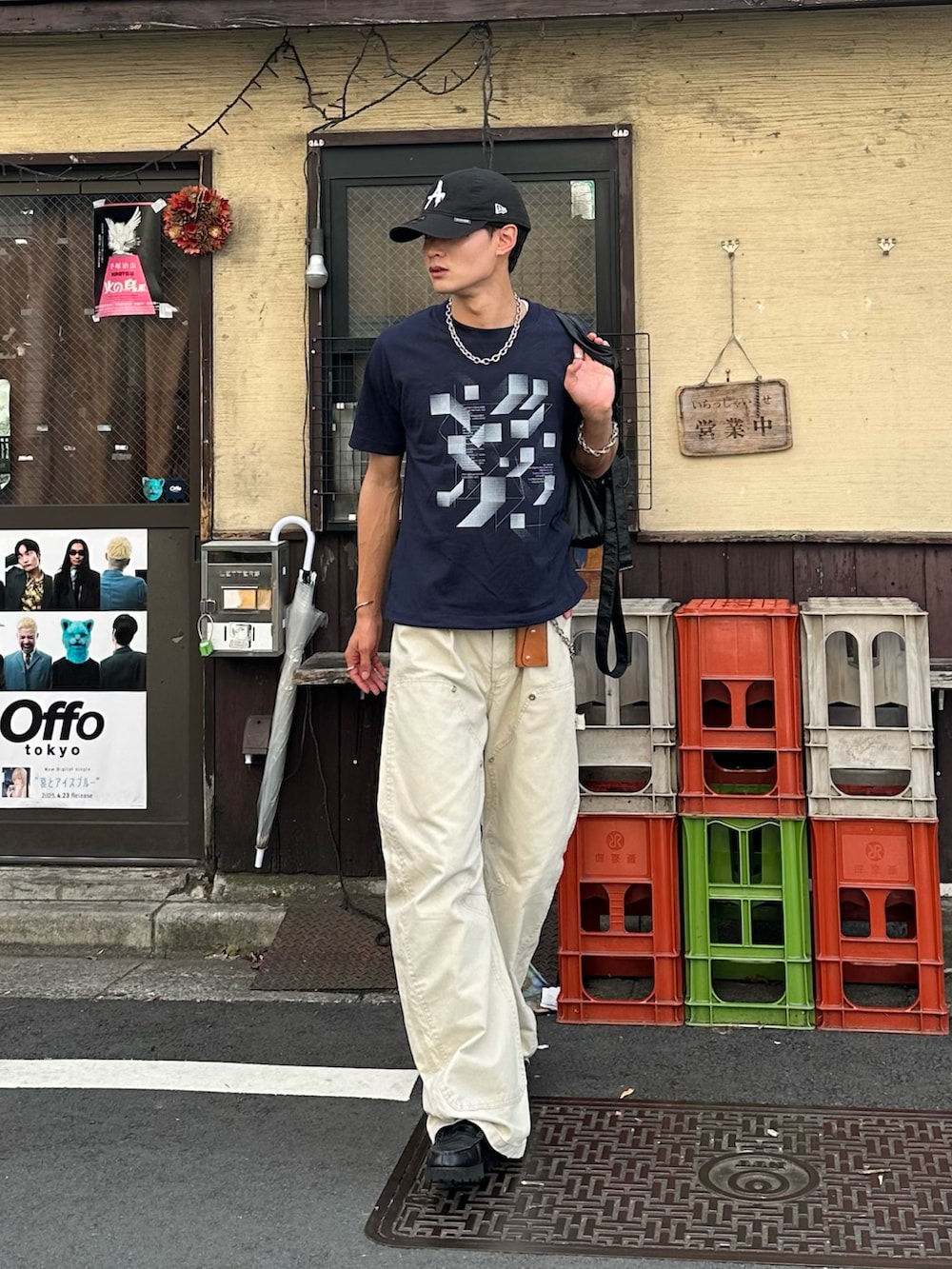 ブルー系のTシャツ/カットソー、ホワイト系のその他パンツ、ブラック系のショルダーバッグを着用したメンズの夏コーディネートの3枚目の写真