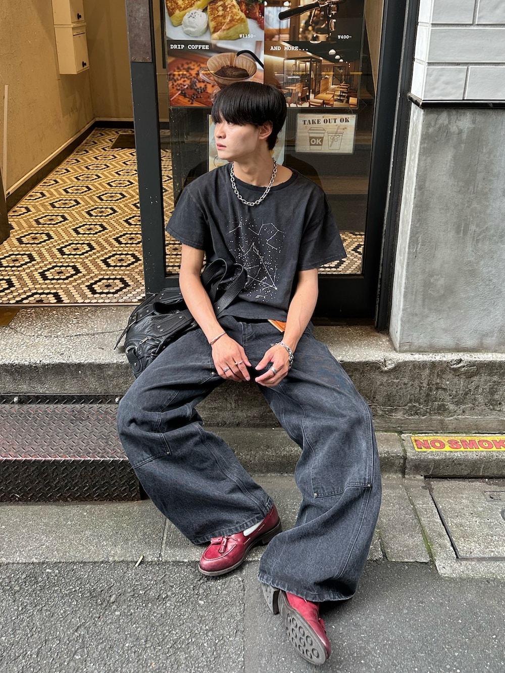 「夏ルックで気分アップ、デニム、Tシャツ、夏コーデ、夏服、ローファー、差し色コーデ、シティーボーイ、オールブラック、ブラックコーデ、ショルダーバッグ、プチプラ、WYM、シンプルコーデ」｜「Camphor woodのSummer Starglow Bijou T-Shirt / 星座グラフィックラインストーンTシャツ（Tシャツ/カットソー、ブラック系）」を使った、中村瑞輝(みずきち)さん（骨格ナチュラル・メンズ・176cm）の夏コーディネートの3枚目の写真