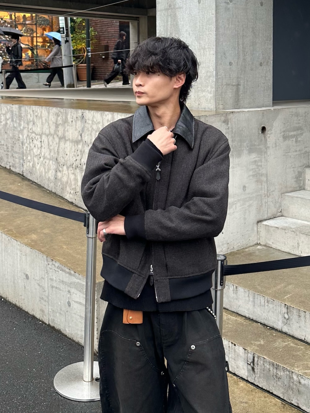 ブラック系のカーディガン/ボレロ、ブラウン系のブルゾン、ブラック系のその他パンツを着用したメンズの秋コーディネートの4枚目の写真