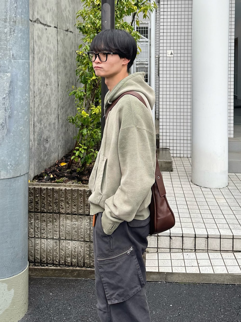 「ショルダーバッグ、パーカー、ジップパーカー、カーゴパンツ、ローファー、春コーデ、プチプラ、メガネ男子、デートコーデ、大人カジュアル、シティーボーイ」｜「soerteのHeavy weight double zip-up hoodie /ヘビーウェイトダブルジップフーディー（パーカー、グリーン系）」を使った、中村瑞輝(みずきち)さん（骨格ナチュラル・メンズ・176cm）の春コーディネートの3枚目の写真