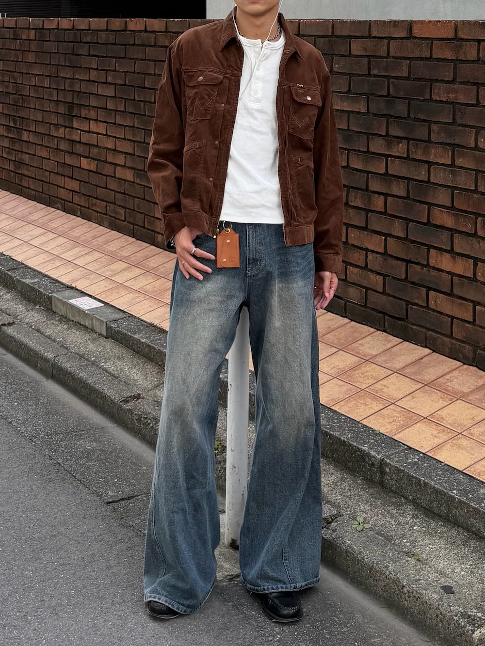 ホワイト系のTシャツ/カットソー、ブラウン系のデニムジャケット、ブルー系のデニムパンツを着用したメンズの秋コーディネートの3枚目の写真