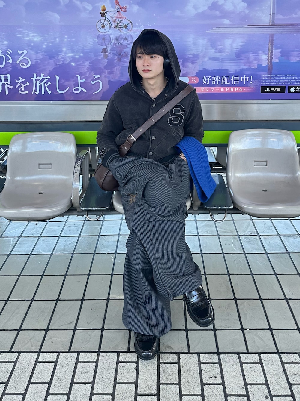「休日コーデ、パーカー、おでかけコーデ、ローファー、デニム、デニムパンツ、シティーボーイ、パーカーコーデ、オールブラック、オールブラックコーデ」｜「soerteのLoose vintage stadium hoodie/ルーズヴィンテージスタジアムフーディー（スタジャン、ブラック系）」を使った、中村瑞輝(みずきち)さん（メンズ・176cm）の冬コーディネートの2枚目の写真