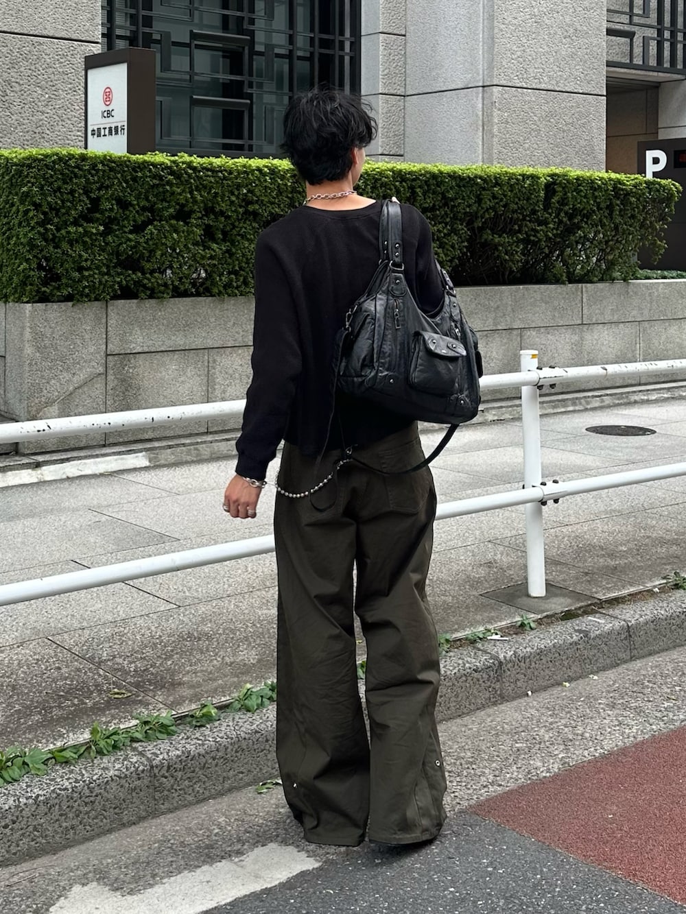 ブラック系のTシャツ/カットソー、グリーン系のチノパンツ、ブラック系のローファーを着用したメンズの秋コーディネートの3枚目の写真